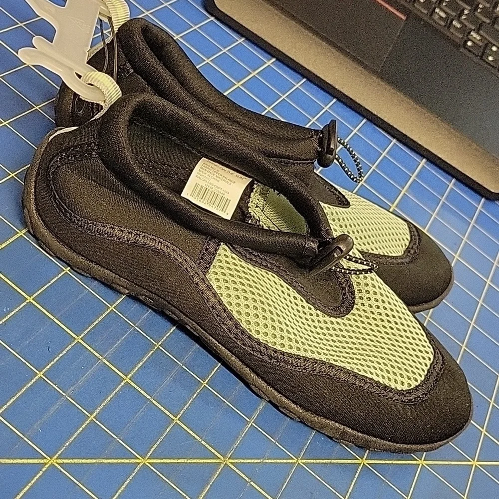 Kids Water Shoes Black and Green Size 2/3